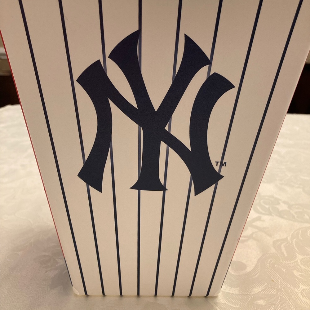 Yankees container - Picture 3 of 4